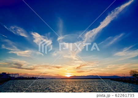 琵琶湖の夕暮れ 62261735