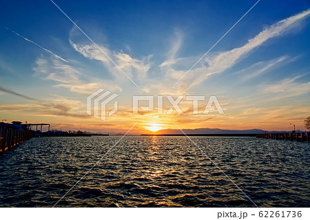 琵琶湖の夕暮れ 62261736
