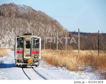 花咲線　糸魚沢駅　湿地帯を走る列車 62261908