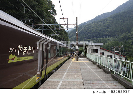 湯檜曽駅に停車中の快速やまどりループ号 湯檜曽駅に停車中の快速やまどりループ号 62262957