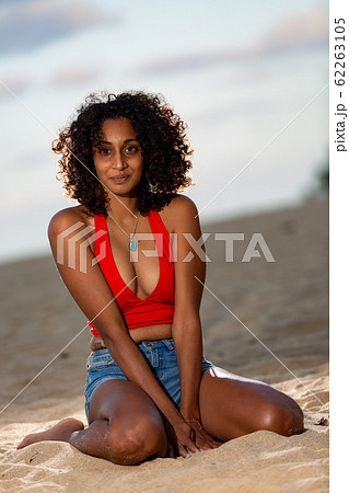 夕方のビーチに座る浅黒い肌の彼女 夕方のビーチに座る浅黒い肌の彼女 62263105