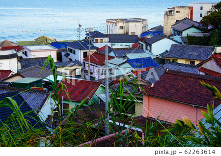 島の坂の上から見える、色とりどりの瓦屋根 62263614