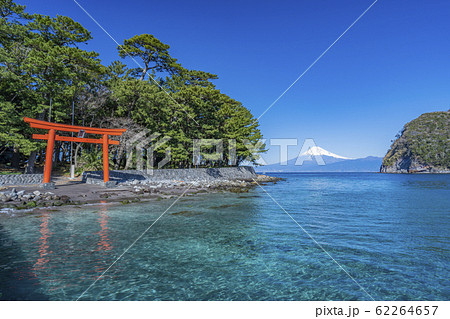 御浜岬公園　鳥居と駿河湾と富士山　「沼津市戸田」 62264657