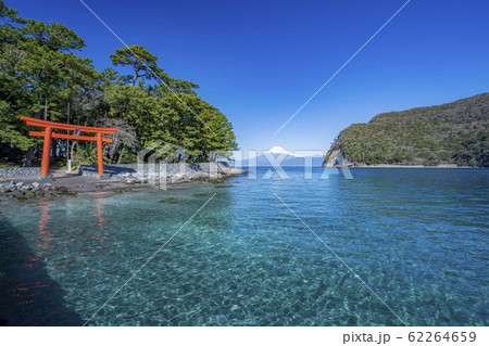 御浜岬公園　鳥居と駿河湾と富士山　「沼津市戸田」 62264659