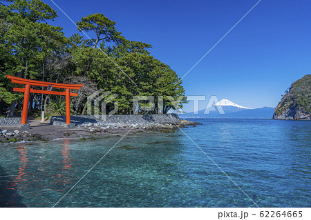 御浜岬公園　鳥居と駿河湾と富士山　「沼津市戸田」 62264665