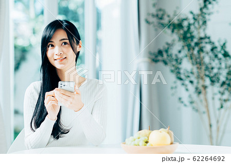 若い女性（スマホ） 62264692
