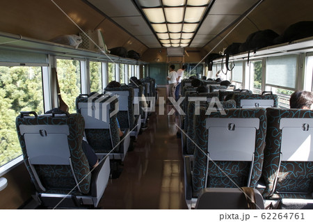 快速やまどりループ 電車内にて の写真素材