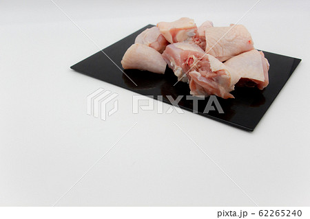 黒いトレーに載ったぶつ切りの鶏肉の写真素材
