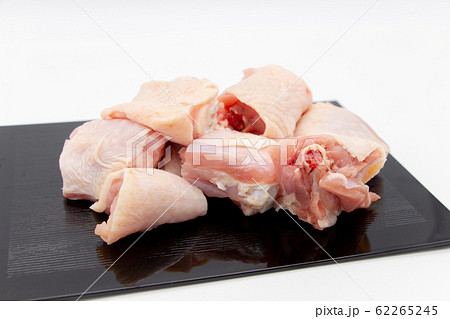 黒いトレーに載ったぶつ切りの鶏肉 62265245