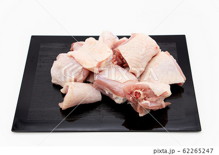 黒いトレーに載ったぶつ切りの鶏肉 黒いトレーに載ったぶつ切りの鶏肉 62265247