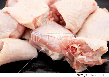 黒いトレーに載ったぶつ切りの鶏肉 62265248