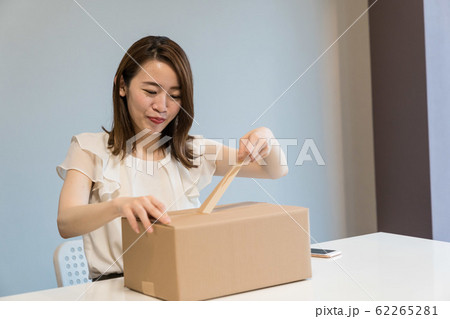 ダンボールを梱包する女性 62265281
