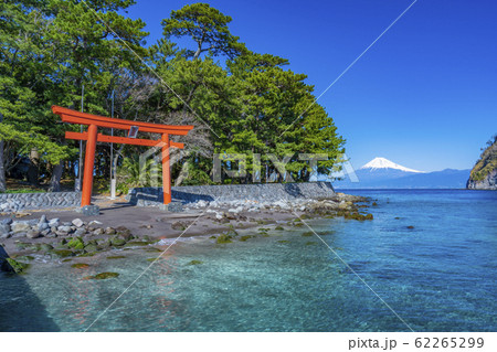 御浜岬公園　鳥居と駿河湾と富士山　「沼津市戸田」 62265299