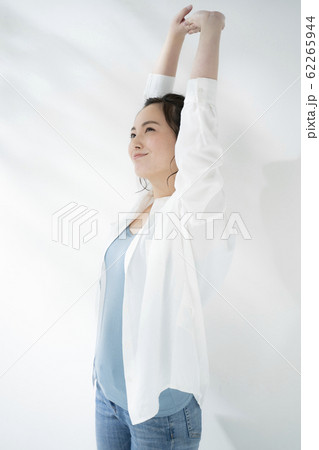 背伸びする若い女性 62265944