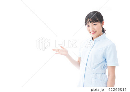 指をさす若い看護師 62266315