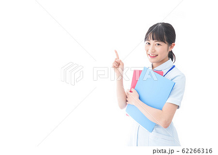 指をさす若い看護師 62266316