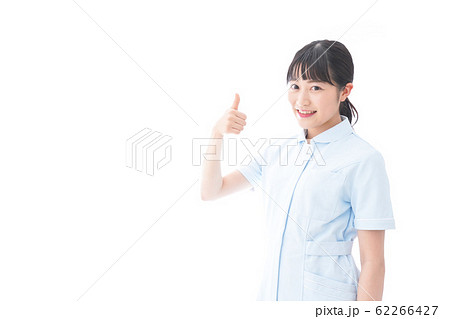 OKサインをする若い看護師 62266427