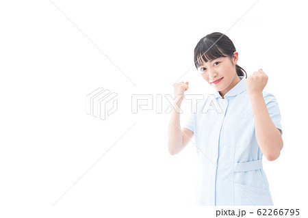 ガッツポーズをする若い看護師 62266795