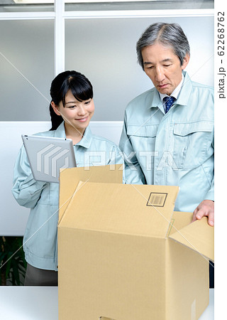 作業員　作業着　作業服　オフィス　ビジネス  62268762