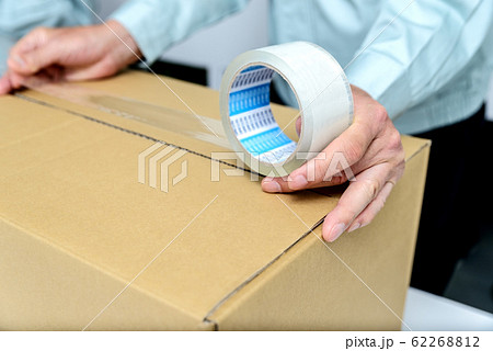 作業員　作業着　梱包　顔無し　ダンボール 62268812