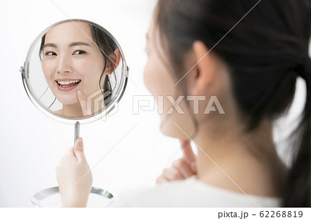 お肌の調子を確認する女性 お肌の調子を確認する女性 62268819