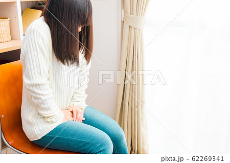 股間を抑える女性　尿意　尿漏れ　お湯漏れ 62269341