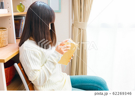 読書する女性　趣味　勉強　教養　ベストセラー 62269346