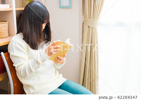 読書する女性 趣味 勉強 教養 ベストセラー 読書する女性 趣味 勉強 教養 ベストセラー 62269347