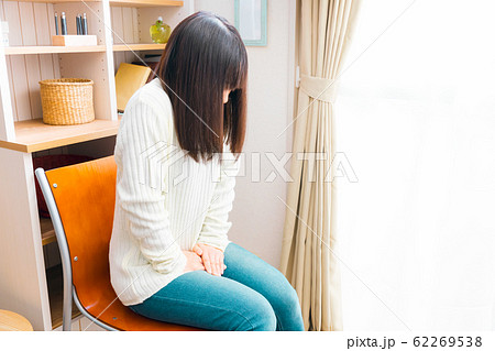股間を抑える女性　尿意　尿漏れ　お湯漏れ 62269538