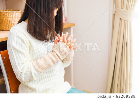 アームウォーマーを着用する女性 62269539