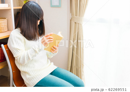 読書する女性　趣味　勉強　教養　ベストセラー 62269551