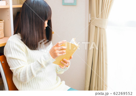 読書する女性　趣味　勉強　教養　ベストセラー 62269552