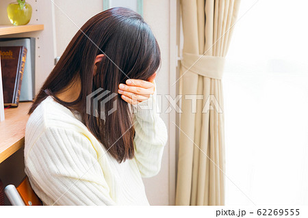 体調不良の女性 様々な疾病 体調不良の女性 様々な疾病 62269555