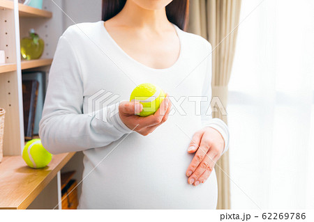 妊婦の入院準備 テニスボールの写真素材