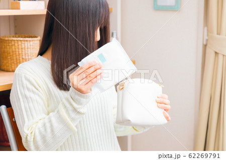 ナプキンをポーチに入れる女性 ナプキンをポーチに入れる女性 62269791