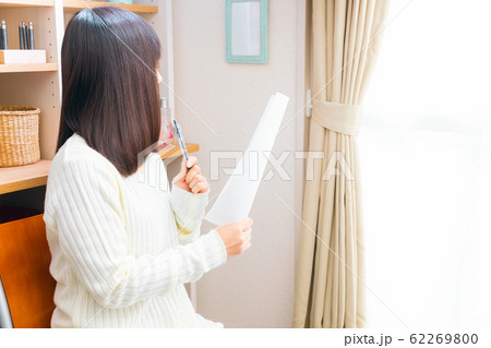 書類をチェックする女性 申請 契約 出願 開設等 書類をチェックする女性 申請 契約 出願 開設等 62269800