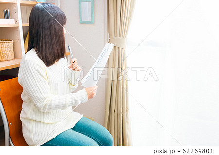 書類をチェックする女性　申請　契約　出願　開設等 62269801