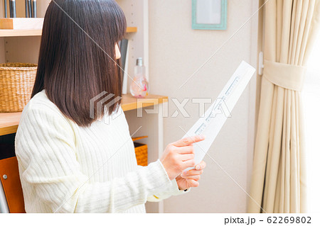 書類をチェックする女性　申請　契約　出願　開設等 62269802