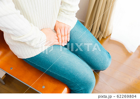 股間を抑える女性　尿意　尿漏れ　お湯漏れ 62269804