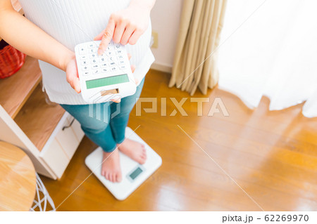 体重計に乗る妊婦 電卓 体重管理 体重計に乗る妊婦 電卓 体重管理 62269970