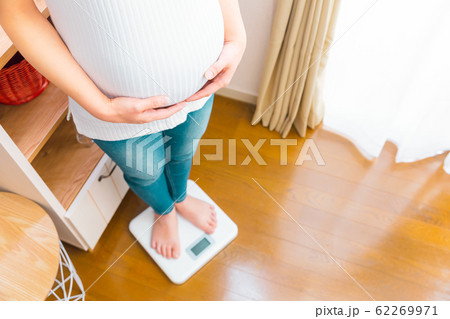 体重計に乗る妊婦　体重管理 62269971