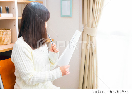 書類をチェックする女性　申請　契約　出願　開設等 62269972