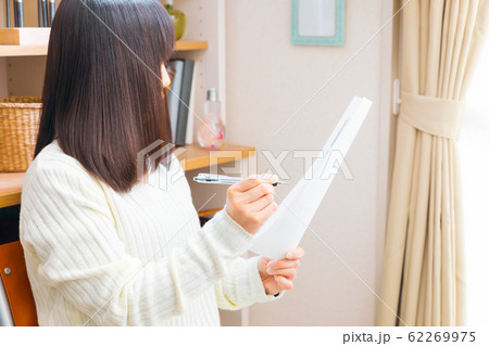 書類をチェックする女性　申請　契約　出願　開設等 62269975