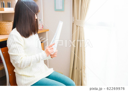 書類をチェックする女性　申請　契約　出願　開設等 62269976