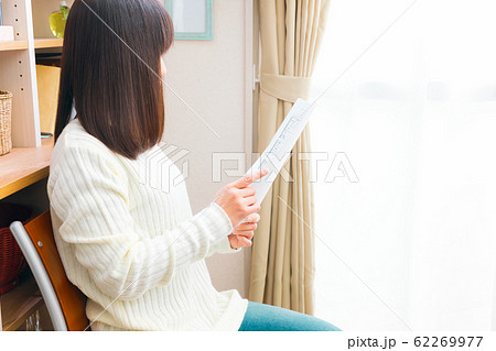 書類をチェックする女性 申請 契約 出願 開設等 書類をチェックする女性 申請 契約 出願 開設等 62269977