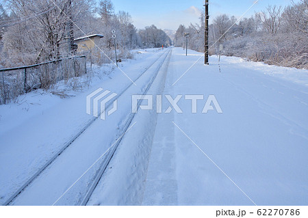 冬の北海道七飯町JR池田園駅の朝の風景を撮影 62270786