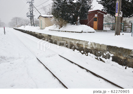冬の北海道七飯町JR銚子口駅の雪景色を撮影 62270905