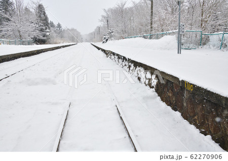 冬の北海道七飯町JR銚子口駅の雪景色を撮影 62270906