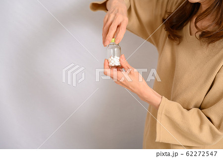 顔無し女性と薬 顔無し女性と薬 62272547