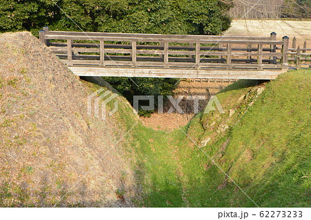 土塁･木製の橋（鉢形城公園／埼玉県寄居町） 62273233